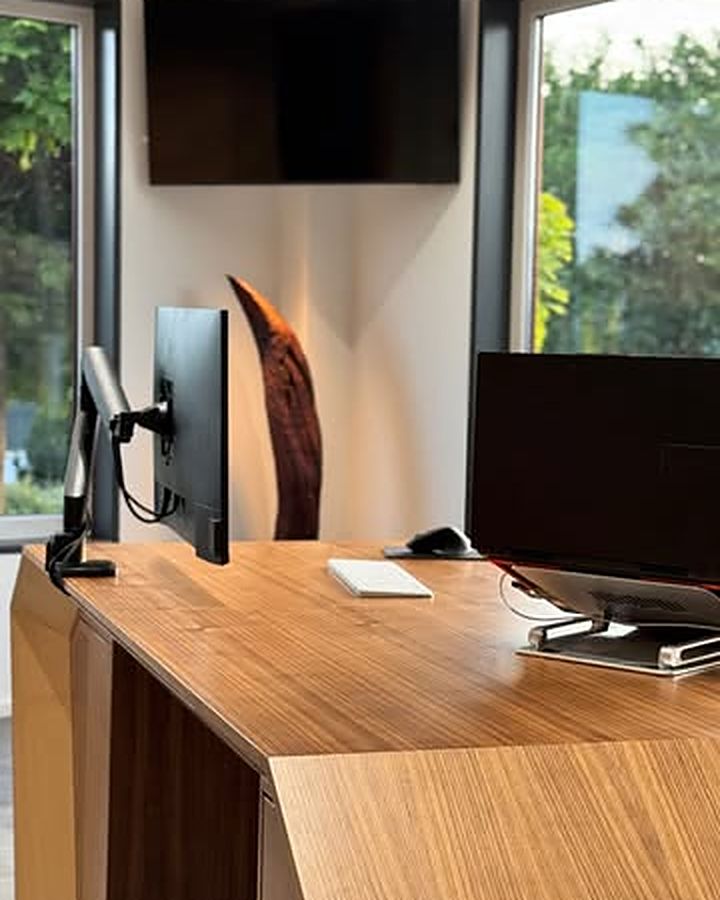 Schreibtisch nach Maß in Nussbaum-Optik