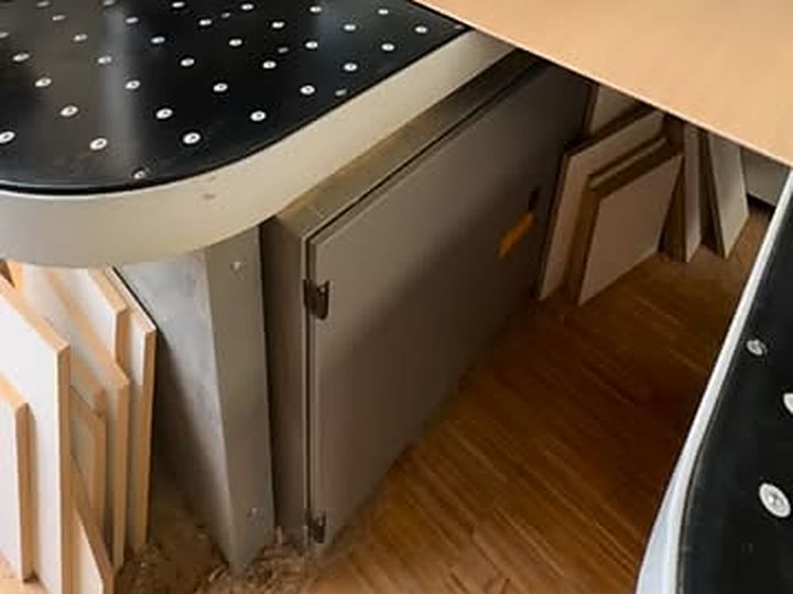 Moderne Plattenbearbeitung in der Werkstatt
