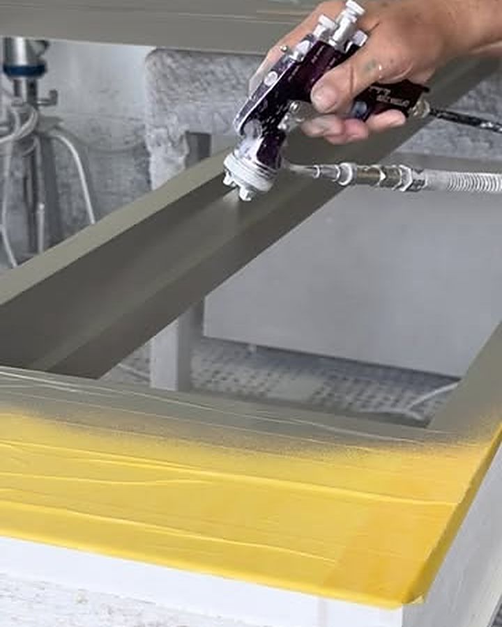 Lackierarbeit an einem Werkstück in der Werkstatt