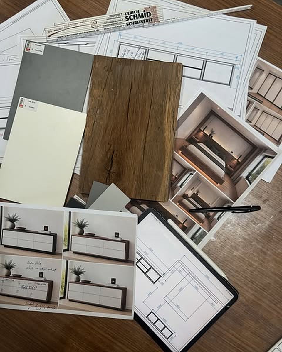 Grundrisse, Möbelzeichnungen und Materialmuster auf einem Tisch
