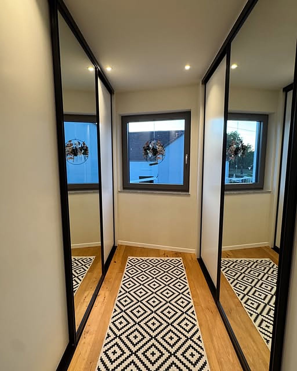 Fertig montierter Einbauschrank mit Spiegeltüren im Flur