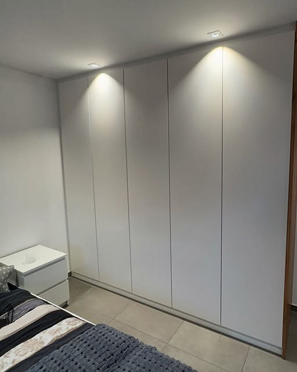 Grifflose weiße Einbauschrankwand mit Lichtleiste