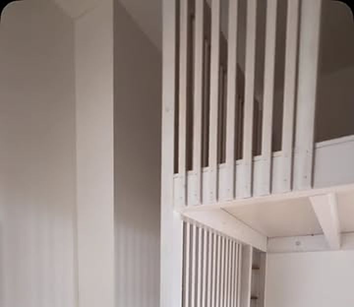 Galerie mit Lattengeländer im Kinderzimmer