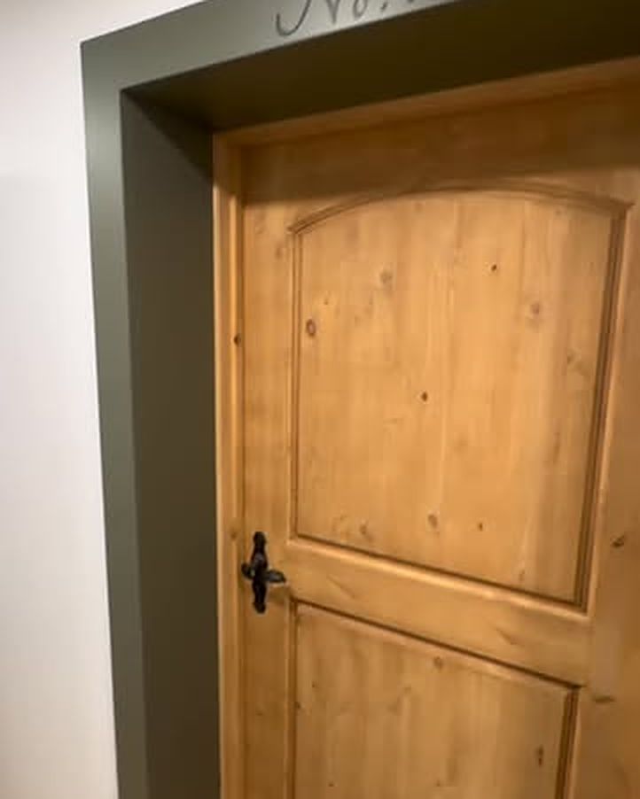 Massivholz-Zimmertür mit Kassetten und schmiedeeisernem Drücker